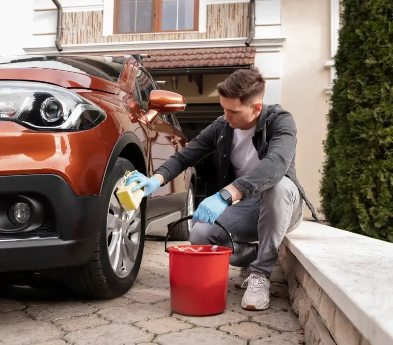 Lavage auto à domicile Esclanèdes : professionnel intervenant sur un véhicule